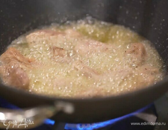 Разогреть в воке растительное и кунжутное масло и обжаривать индейку 3–4 минуты, затем выложить на бумажное полотенце, чтобы избавиться от лишнего масла.