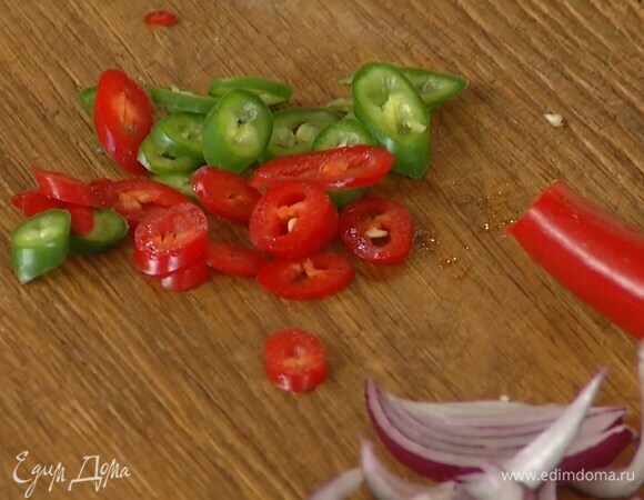 Перец чили, удалив семена, нарезать колечками.