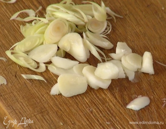 Чеснок почистить и нарезать ломтиками.