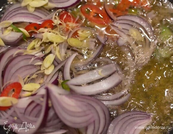 Подготовленные овощи выложить в вок, где жарилась индейка, и обжарить.