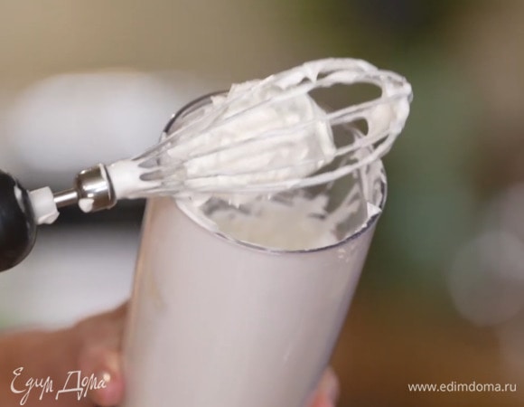 Белки взбить блендером с насадкой-венчиком в пышную пену, затем всыпать 2 ч. ложки с горкой сахарной пудры и еще раз взбить.