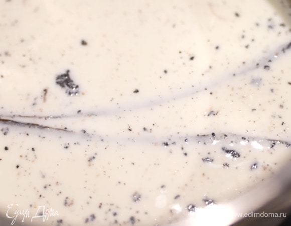 Молоко влить в сотейник, добавить стручок и зерна ванили и довести до кипения.