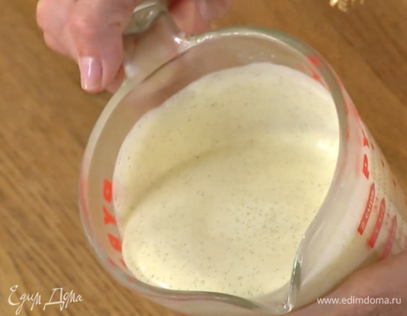 Заваренный крем взбить блендером с насадкой-венчиком, перелить в стеклянную емкость и отправить в морозильник.