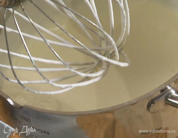 Сливки влить в чашу комбайна и взбить, затем, не прекращая взбивать, влить охлажденный крем и взбить все на большой скорости, добавить взбитые белки и перемешать.