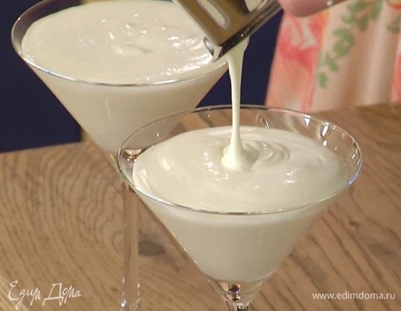 Разлить семифреддо в небольшие формы и отправить в морозильник, перед подачей украсить листьями мяты.