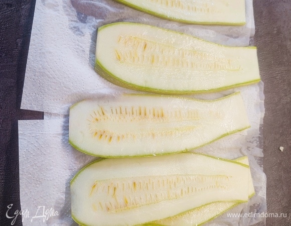 Кабачок нарезать на слайсы — чем тоньше, тем лучше. Посыпать солью и оставить на 5 минут. Потом промокнуть салфеткой, чтобы убрать жидкость.