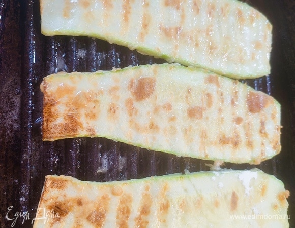 Яйцо взбить. Слайс кабачка сначала обмакнуть в яйцо, потом в муку. Обжаривать на сковороде (с небольшим количеством подсолнечного масла) до золотистого цвета.