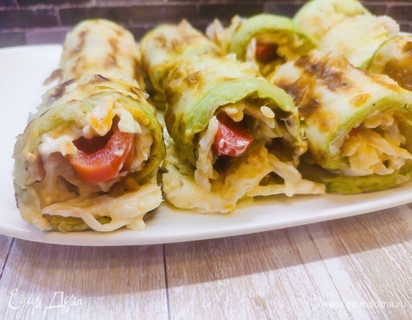 Рулетики можно есть сразу. Или поставить в холодильник, чтобы они охладились.