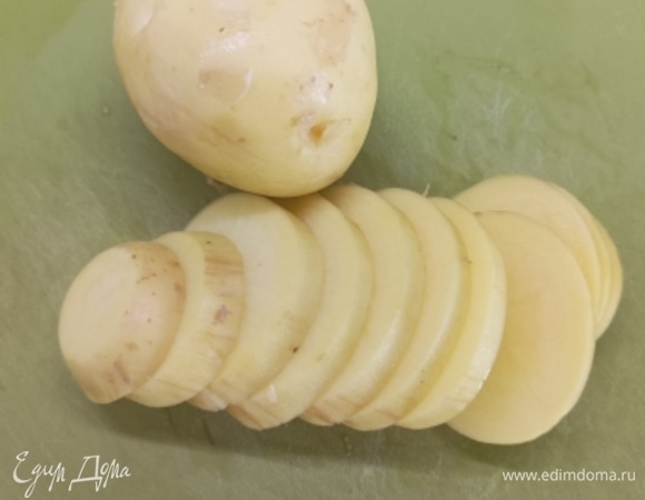 Молодой картофель нарезать кружочками.