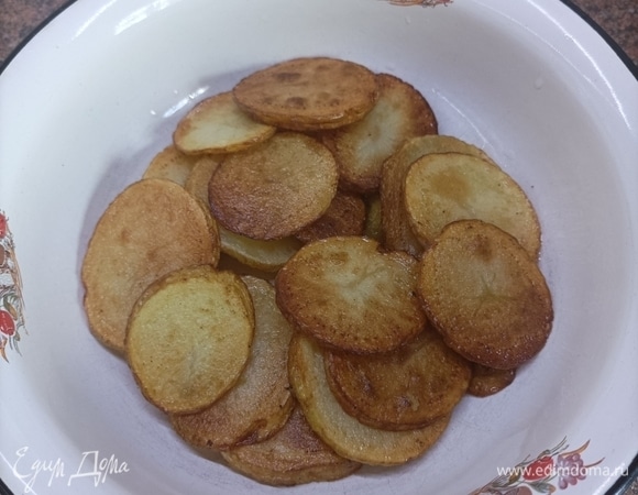 Обжарить небольшими порциями в один слой. Готовить в хорошо разогретом масле до золотистой корочки.