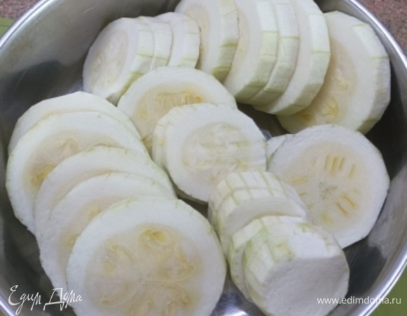 Также нарезать кабачки.