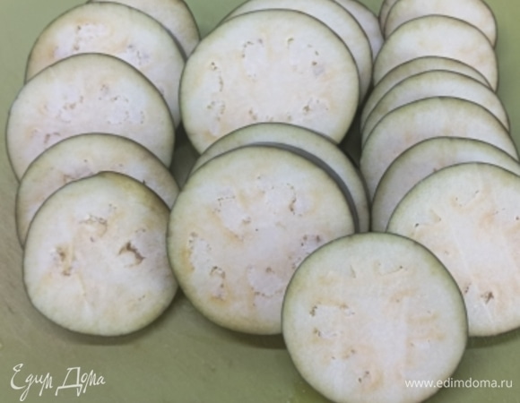 И баклажаны. Кабачки и баклажаны обжарить до золотистого цвета.