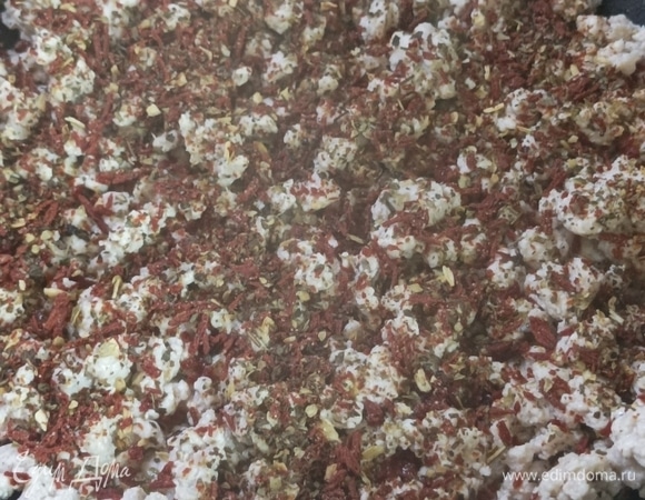 Подготовить мясную начинку. Обжарить лук до золотистого цвета, добавить фарш, измельченный чеснок, специи и продолжать готовить, пока мясо не побелеет. Поджаривать его не стоит. Теперь надо добавить томатную пасту или пасту из оливок. Последней у меня не было, и я решила добавить половину пакетика смеси сухих томатов с оливками. Посолить, перемешать, прогреть минуту и убрать с плиты.