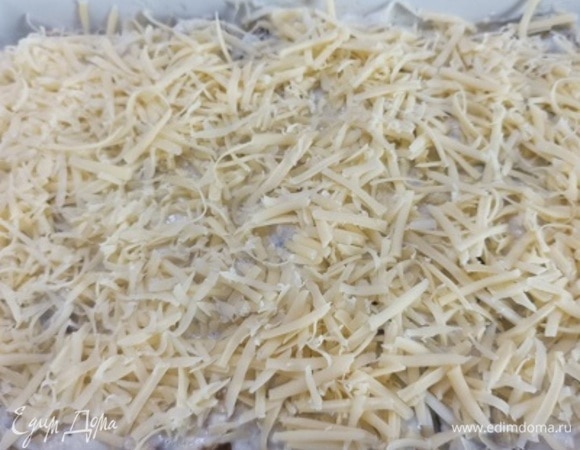 Сверху выложить половину готового фарша, затем кабачки, половину соуса, далее вторую половину фарша. Накрыть слоем баклажанов, полить оставшимся соусом и посыпать тертым сыром.