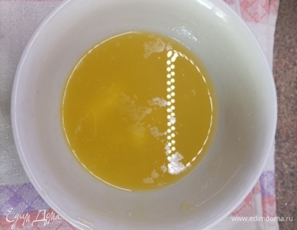 Сливочное масло растопите в микроволновке и оставьте остывать.