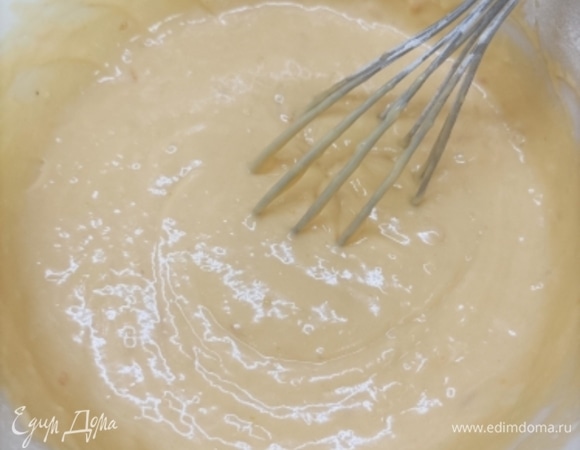 С помощью венчика смешайте йогурт с сахаром, ванильным сахаром, яйцами, цедрой одного лимона, 1 ст. л. лимонного сока.