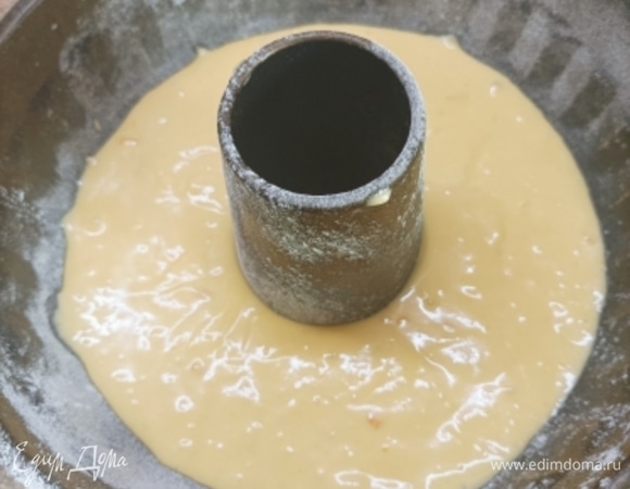 Соедините сухие и жидкие ингредиенты, перемешайте, влейте растопленное масло и еще раз перемешайте лопаткой. Вылейте тесто в подготовленную форму (можно и прямоугольную объемом 900 мл) и выпекайте 40–45 минут.