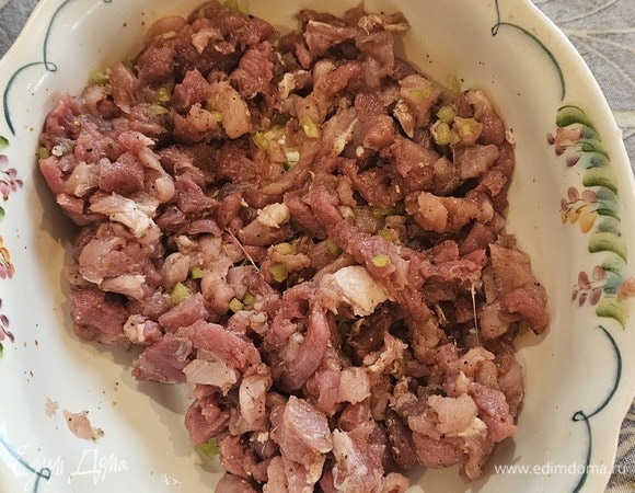 Из свинины и оставшегося куска говядины сделать рубленый фарш. Посолить, поперечить его, добавить кориандр. Можно положить готовые специи для шашлыка. Добавить мелко нарезанный острый перец. Можно использовать и другие специи по вкусу. Все тщательно перемешать.