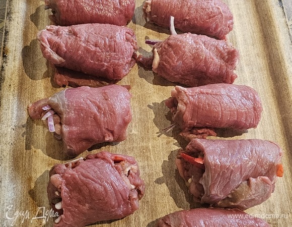 В итоге должно получиться 5–6 рулетиков. Их нужно насадить на двойные шампуры.