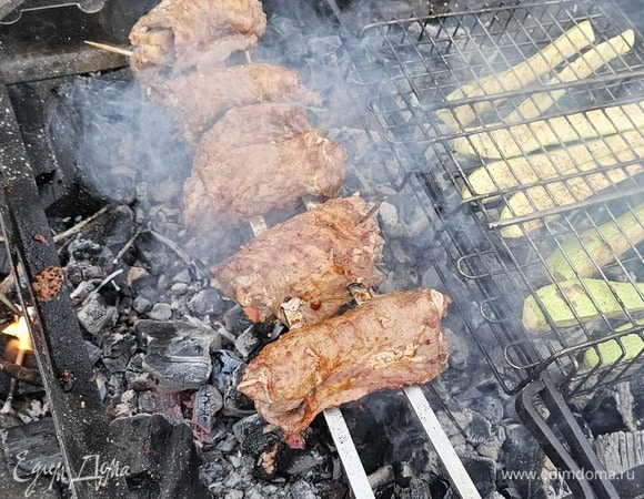 Запекать рулетики на углях, обильно смазывая мясо аджикой, смешанной с маслом. Получается очень вкусно.