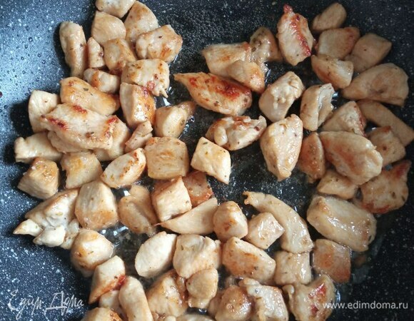 Куриное филе промываем, обсушиваем бумажными полотенцами и режем на мелкие кусочки. Обжариваем на растительном масле до румяной корочки. Перекладываем в миску.