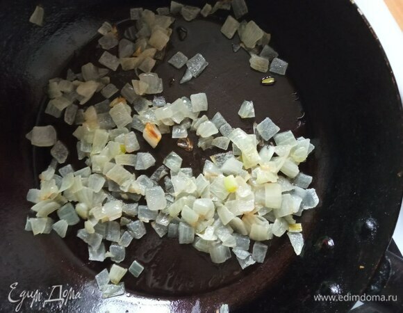 Мелко шинкуем репчатый лук и обжариваем пару минут на растительном масле.