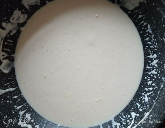 На сухой сковороде обжариваем муку до светло-коричневого цвета. Добавляем сметану, размешиваем, чтобы не было комочков, даем закипеть. Солим по вкусу.