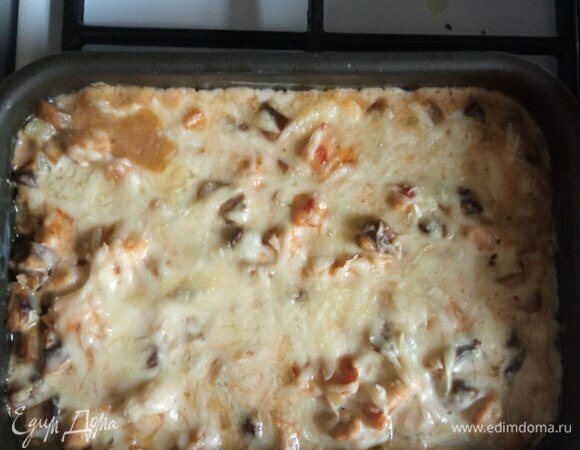 Духовку разогреваем до 180°C и отправляем туда форму примерно на 30 минут до расплавления сыра. Блюдо готово. Приятного аппетита!