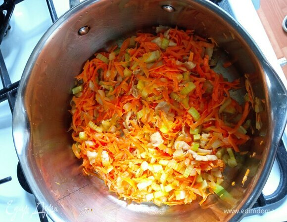 Лук мелко шинкуем и добавляем к бекону, обжариваем минуты 2, добавляем натертую на крупной терке морковь. Сельдерей режем на тонкие слайсы. Отправляем морковь и сельдерей к луку. Обжариваем минут 5. Добавляем нарезанный полосками или кубиком болгарский перец. Обжариваем еще 2 минуты. На сухой сковороде обжариваем муку на медленном огне 1 минуту. Всыпаем муку в овощи и размешиваем, чтобы не было комочков.