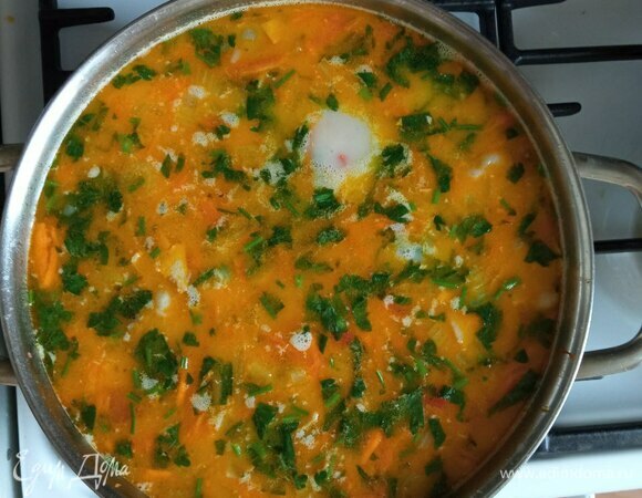 Вливаем в кастрюлю горячий бульон или воду. Добавляем нарезанный кубиком картофель. Все перемешиваем и после закипания варим на медленном огне до готовности картофеля. Добавляем рыбу. Можно немного размять вилкой. Жидкость (или масло) из банки тоже добавляем в суп. Вливаем молоко. Перчим, солим, добавляем по желанию соус табаско и зелень петрушки. Прогреваем почти до кипения и снимаем с огня.