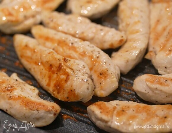 Куриное филе посолить, поперчить, сбрызнуть со всех сторон оливковым маслом и обжарить на разогретой сковороде-гриль до готовности.