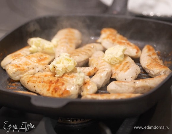 Чеснок почистить, натереть на мелкой терке, слегка посолить, поперчить и растереть вместе со сливочным маслом, затем, выключив огонь, выложить на готовую курицу и дать постоять.