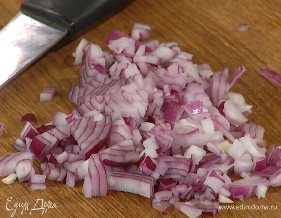Красный лук почистить, мелко порезать и выложить в миску, затем залить уксусом и дать постоять.
