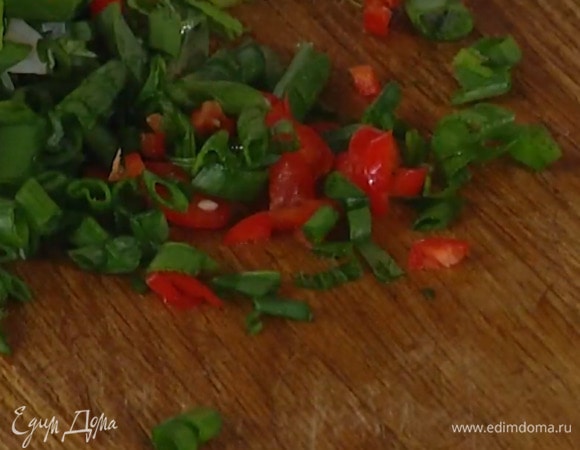 Перец чили, удалив семена, мелко порезать.