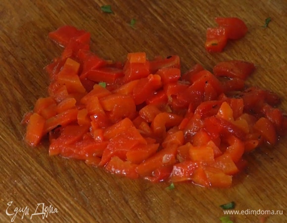 Запеченный перец нарезать кубиками.