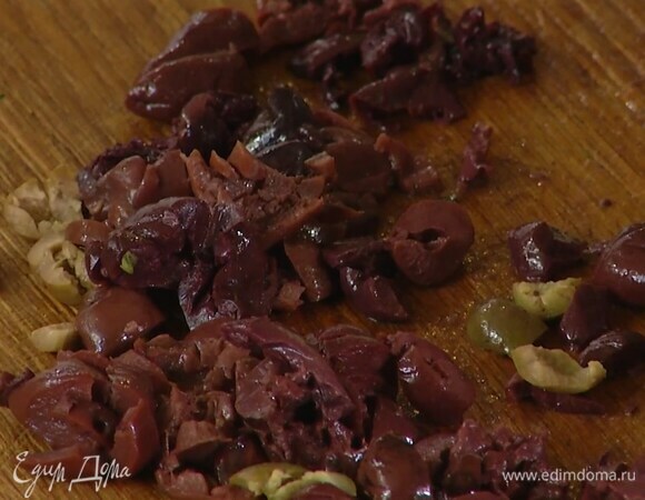 Оливки мелко порезать.