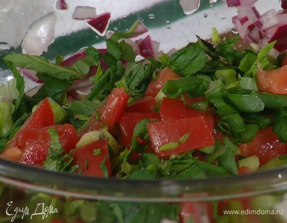 В миску с луком в уксусе выложить нарезанные помидоры, зелень, чили, сладкий перец и оливки.