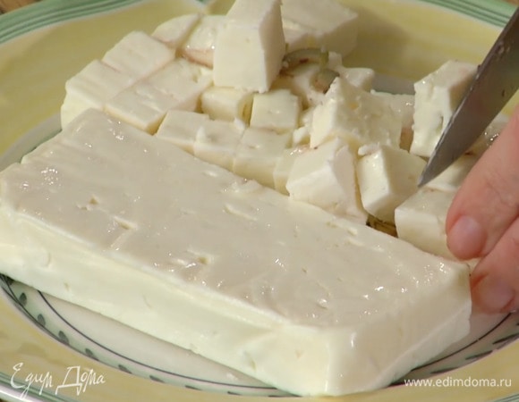 Фету нарезать кубиками.