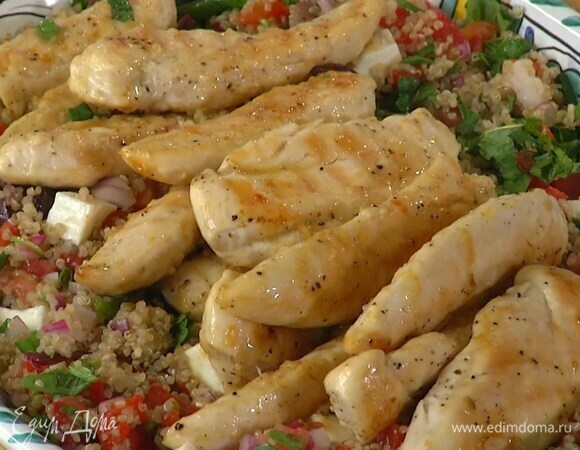 Киноа отварить согласно инструкции на упаковке, затем переложить в глубокий салатник, добавить овощи, фету, полить оливковым маслом, посолить и перемешать, сверху разложить курицу и полить маслом со сковороды.