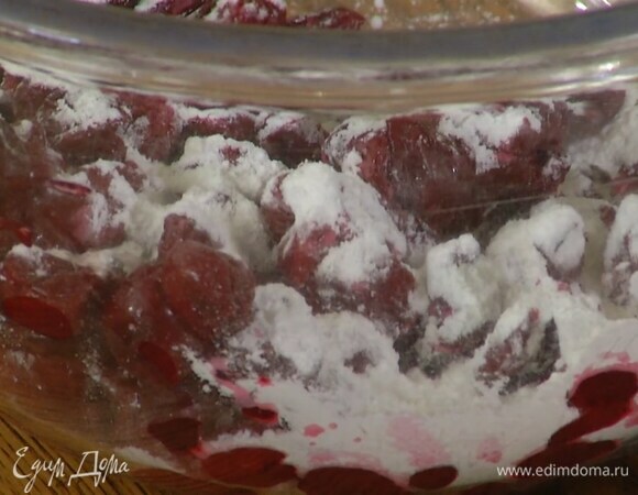 Размороженную вишню, слив выделившуюся жидкость, промокнуть бумажным полотенцем, всыпать крахмал и оставшуюся ваниль, все перемешать.