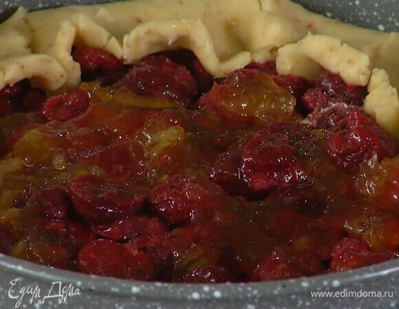 Охлажденное тесто присыпать половиной сахара, выложить вишню и посыпать оставшимся сахаром, затем загнуть края теста на начинку.