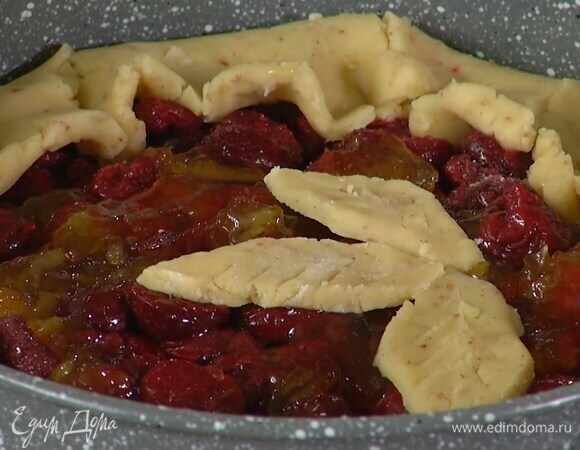 Сверху на начинку тонким слоем выложить джем. Если осталось тесто, сделать из него листики или полоски.