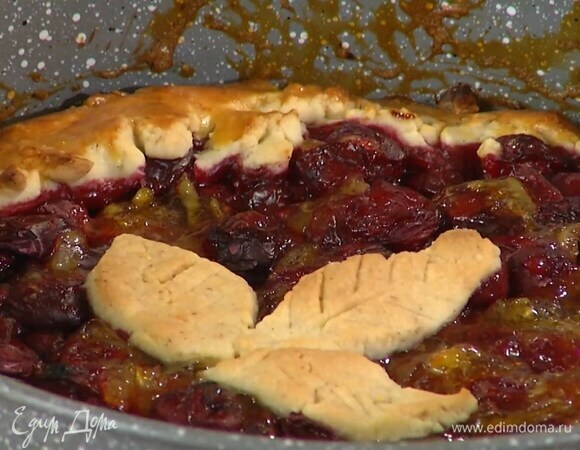 Желток перемешать с солью, смазать загнутые края теста и выпекать галету в разогретой духовке 35‒40 минут.