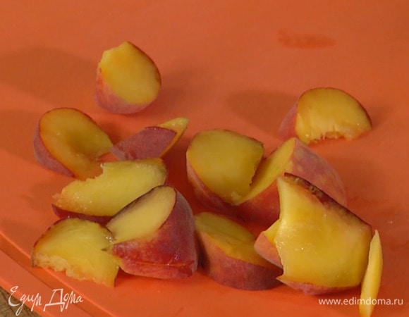 Персик и абрикос, удалив косточки, нарезать небольшими кусочками.