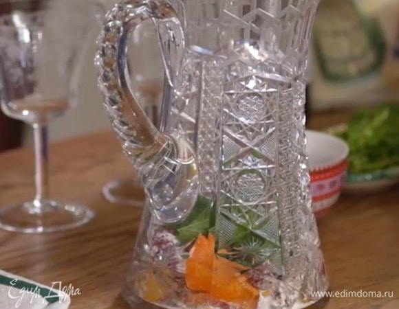 В большой кувшин выложить нарезанные фрукты, ягоды и листья мяты.