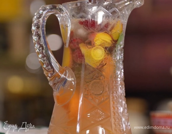 Добавить сахарную пудру и лед, влить сок, тоник и перемешать.