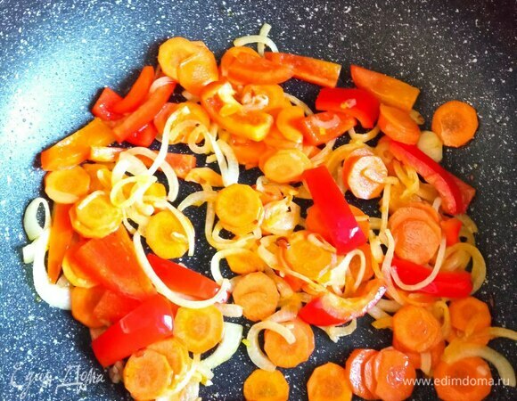 В эту же сковороду добавляем растительное масло и обжариваем лук одну минуту. Добавляем морковь, жарим еще одну минуту, потом идет перец, жарим пару минут и добавляем чеснок. Обжариваем еще минуту и отправляем к баклажанам.