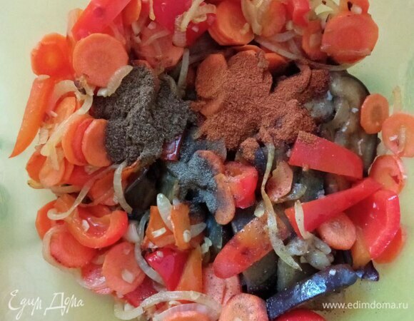 Добавляем специи: кориандр, перец чили и черный перец. Затем соевый соус, рисовый уксус и кунжутное масло. Если вам мало соли, досолите. Мне хватает. Если боитесь остроты, добавляйте перец частями. Если, наоборот, хотите поострее, добавьте больше. Все регулируем под свой вкус.