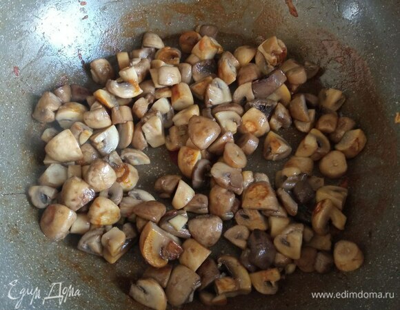 Шампиньоны очищаем от грязи и протираем влажной салфеткой. Режем некрупно. Обжариваем на сухой сковороде до полного выпаривания жидкости. Солим и добавляем белый перец. Перекладываем в миску с крупой и овощами.