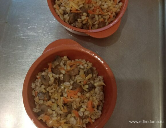 Разогреваем духовку до 180°C. Глиняные горшочки смазываем растительным маслом. Раскладываем «плов» по горшочкам. В каждый горшочек кладем по кусочку сливочного масла. Накрываем крышкой и отправляем в духовку на 15 минут.